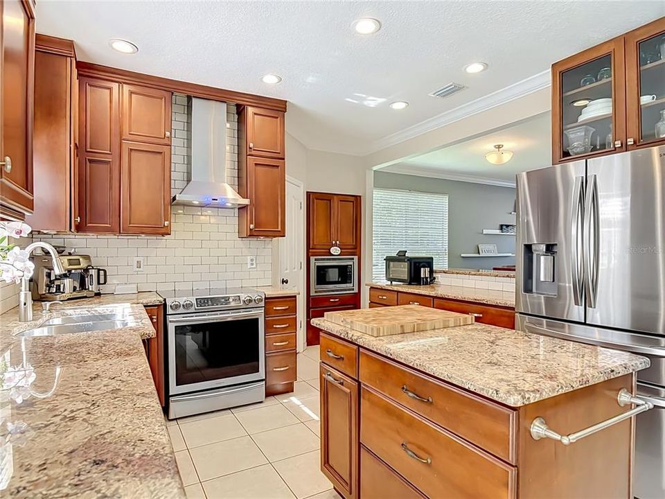 For Sale: $524,900 (5 beds, 2 baths, 2526 Square Feet)