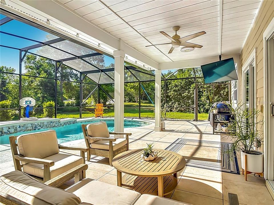 For Sale: $524,900 (5 beds, 2 baths, 2526 Square Feet)