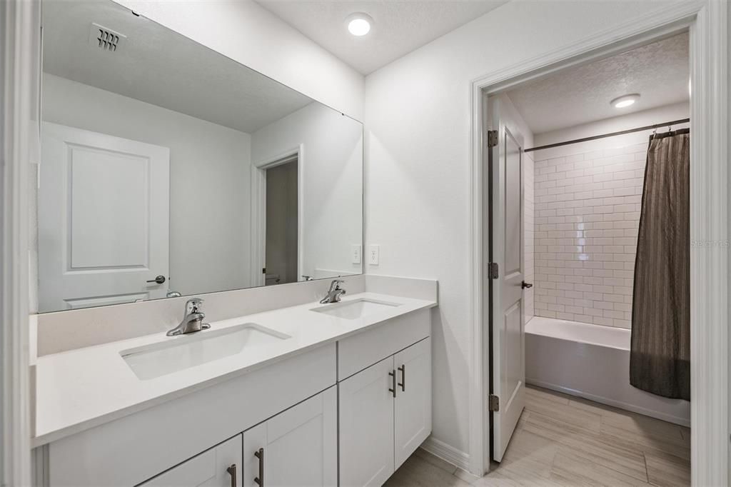 For Sale: $410,000 (5 beds, 2 baths, 2415 Square Feet)