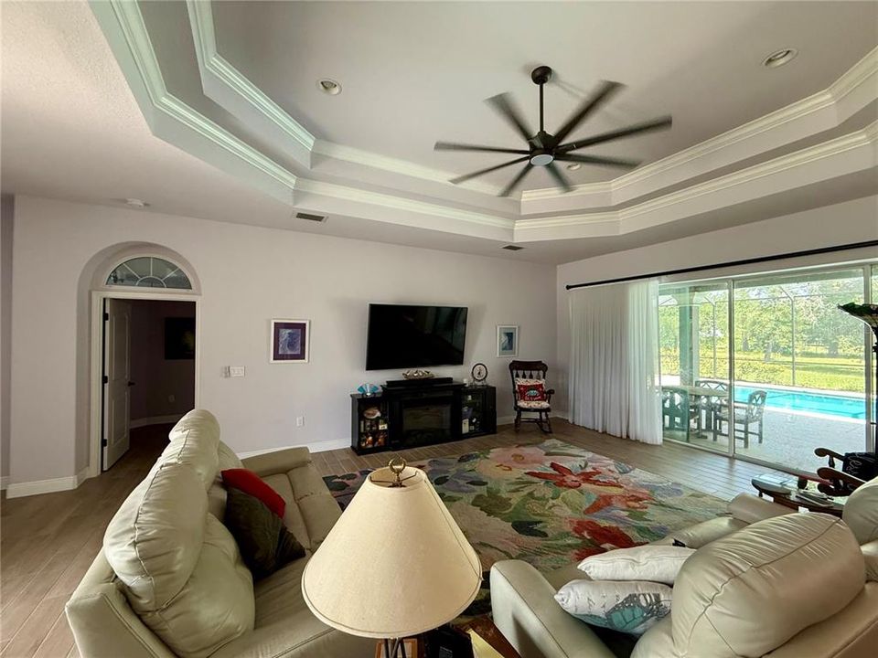 En Venta: $655,000 (3 camas, 2 baños, 2761 Pies cuadrados)