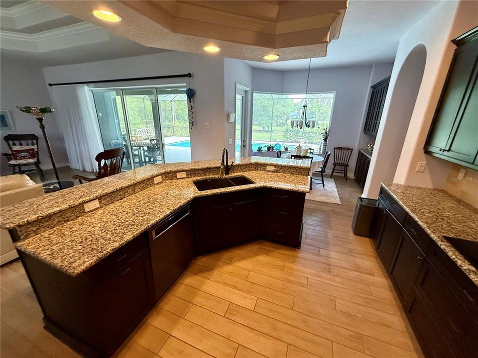 En Venta: $655,000 (3 camas, 2 baños, 2761 Pies cuadrados)
