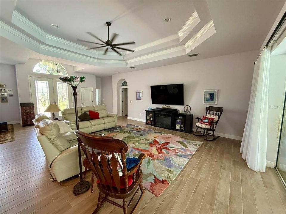 En Venta: $655,000 (3 camas, 2 baños, 2761 Pies cuadrados)