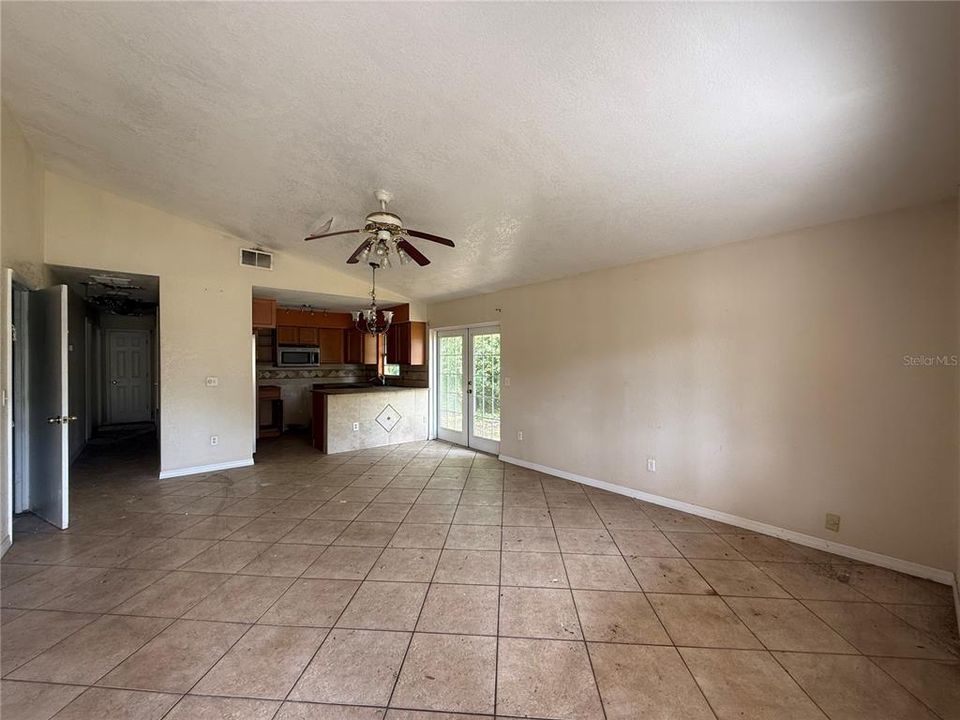 En Venta: $199,900 (3 camas, 3 baños, 1400 Pies cuadrados)