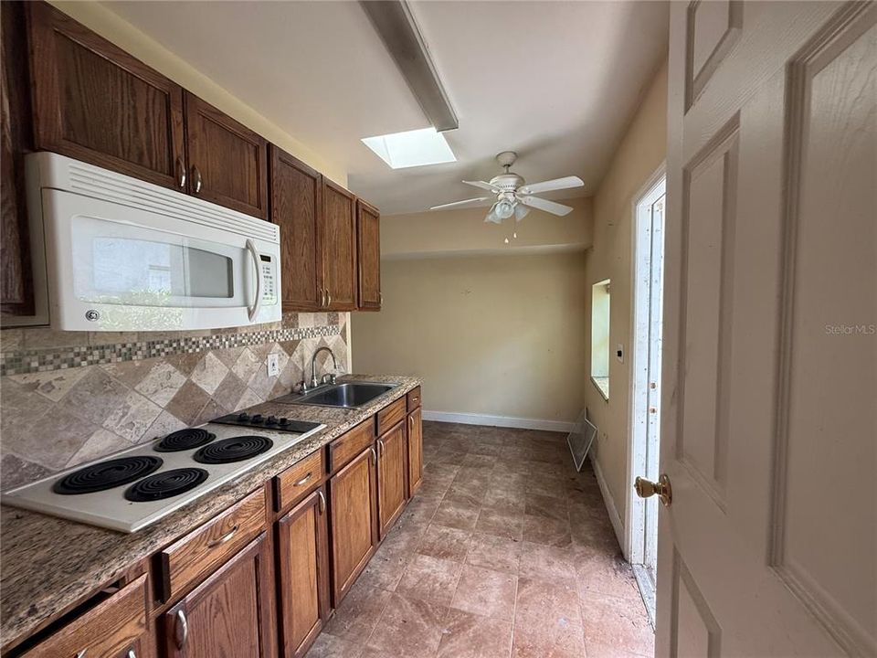 En Venta: $199,900 (3 camas, 3 baños, 1400 Pies cuadrados)