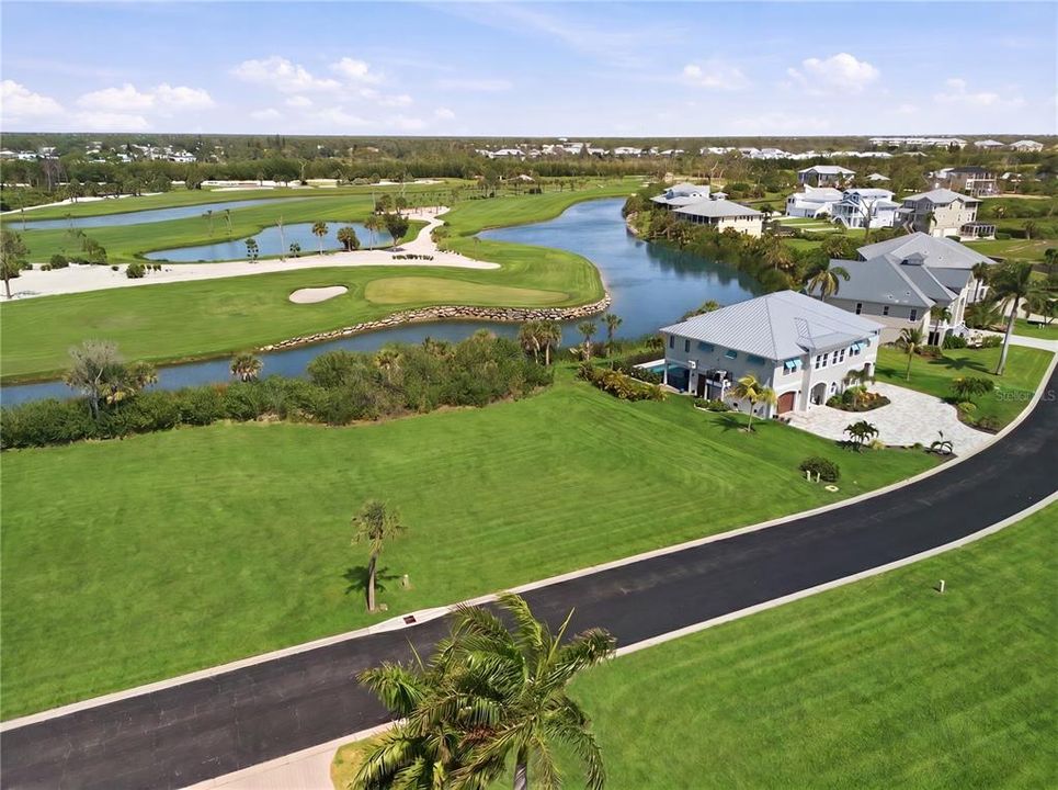 На продажу: $345,000 (0.36 acres)