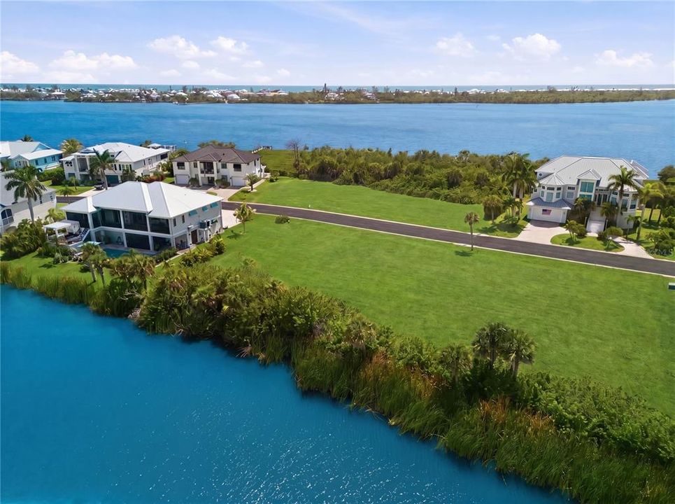 На продажу: $345,000 (0.36 acres)