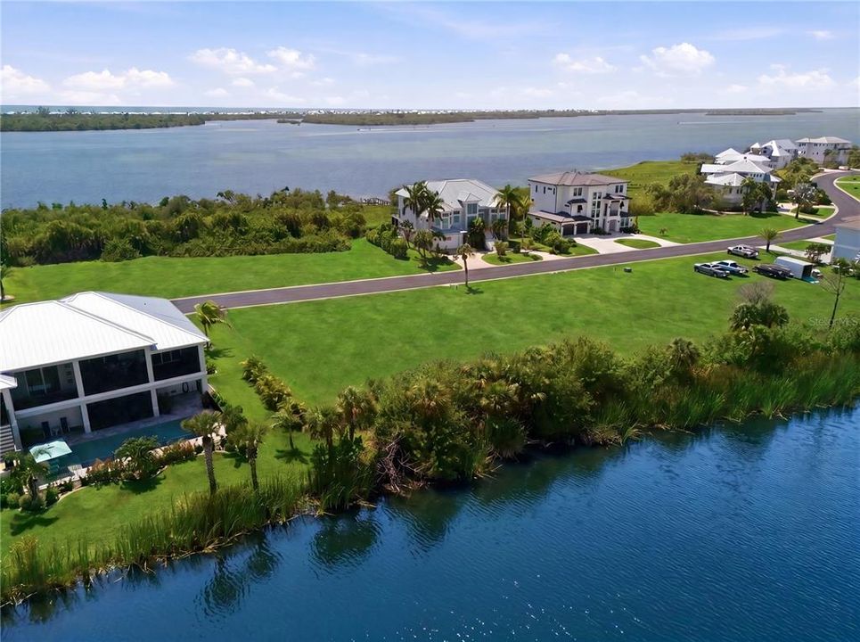 На продажу: $345,000 (0.36 acres)