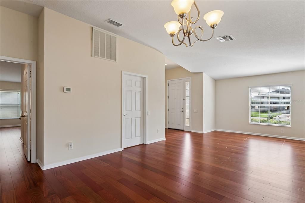 For Sale: $334,900 (4 beds, 2 baths, 1978 Square Feet)