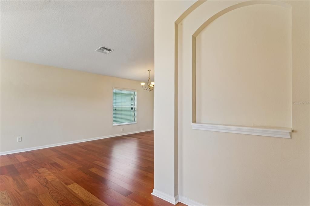 For Sale: $334,900 (4 beds, 2 baths, 1978 Square Feet)