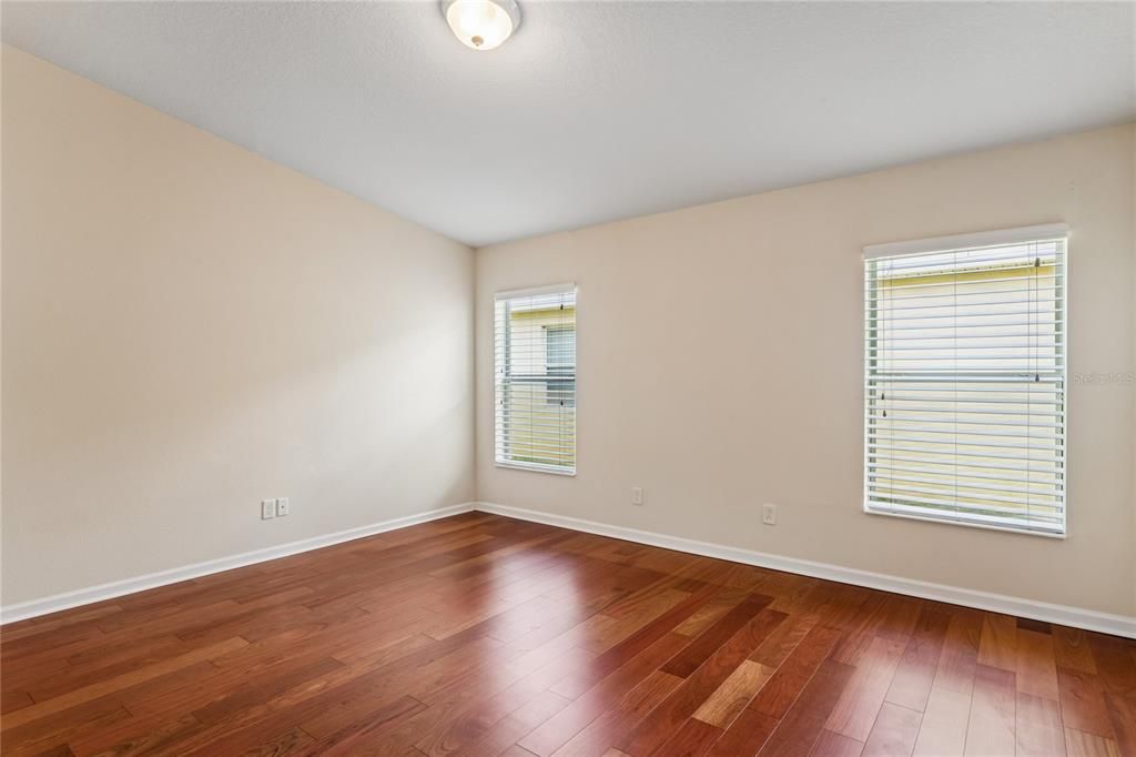 For Sale: $334,900 (4 beds, 2 baths, 1978 Square Feet)