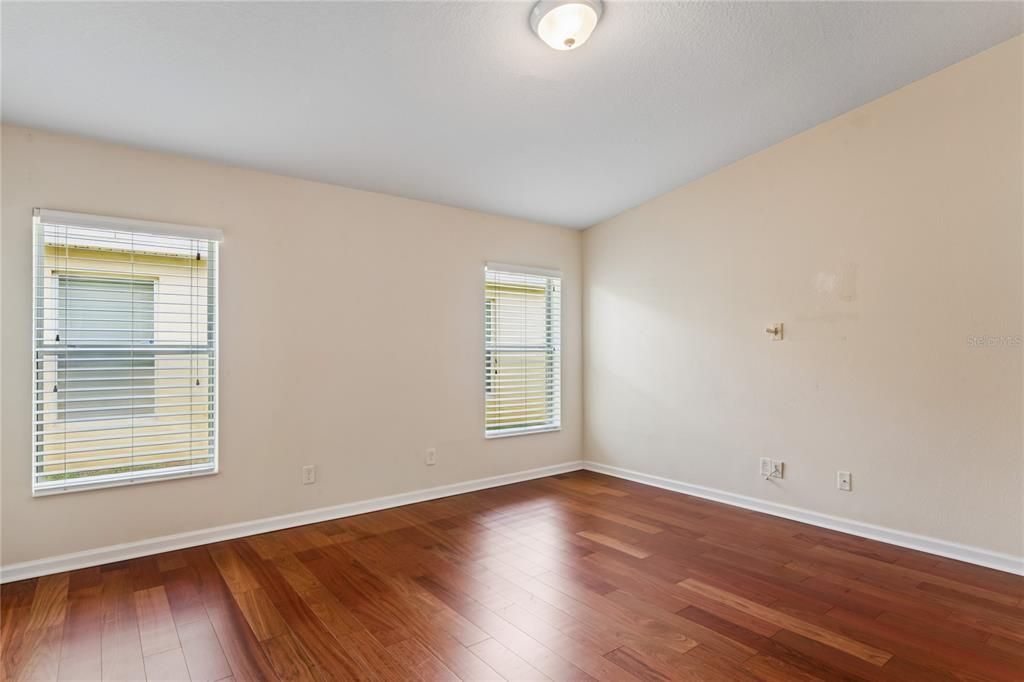 For Sale: $334,900 (4 beds, 2 baths, 1978 Square Feet)