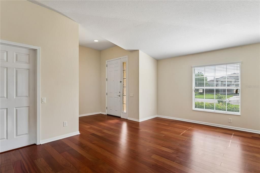 For Sale: $334,900 (4 beds, 2 baths, 1978 Square Feet)