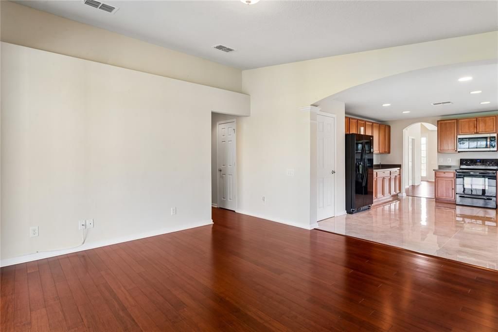 For Sale: $334,900 (4 beds, 2 baths, 1978 Square Feet)