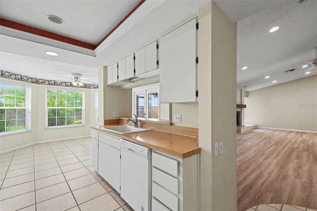 На продажу: $334,900 (3 спален, 2 ванн, 1677 Квадратных фут)