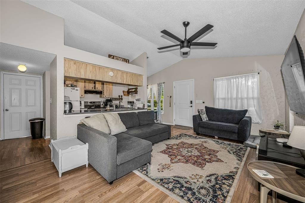 For Sale: $295,000 (2 beds, 2 baths, 918 Square Feet)