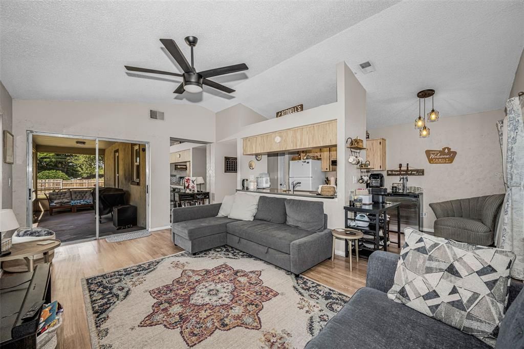 For Sale: $295,000 (2 beds, 2 baths, 918 Square Feet)