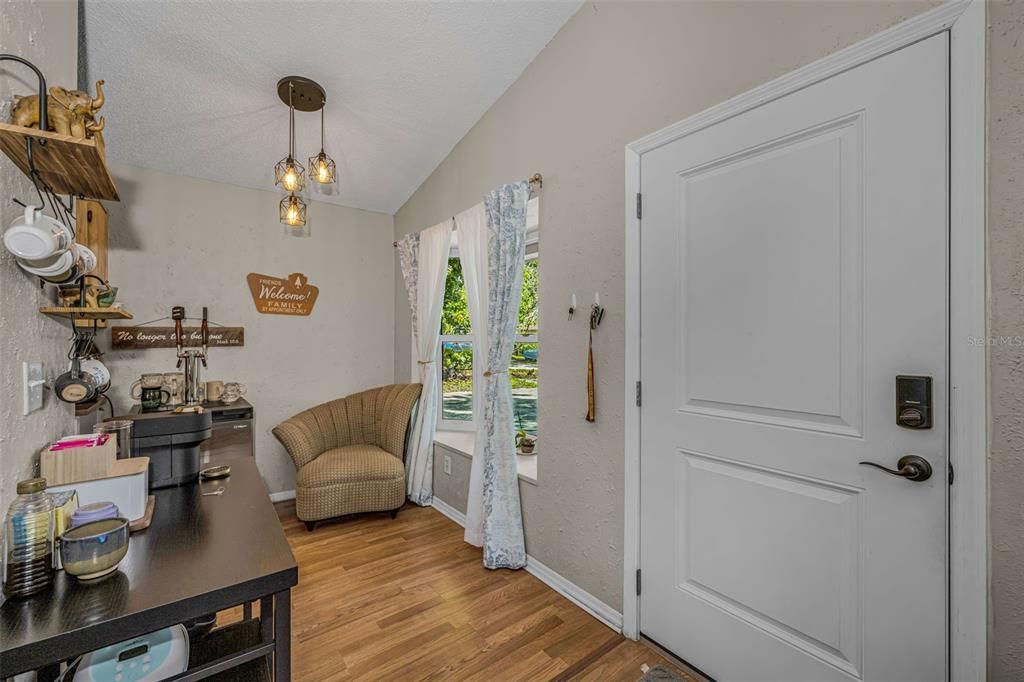 For Sale: $295,000 (2 beds, 2 baths, 918 Square Feet)