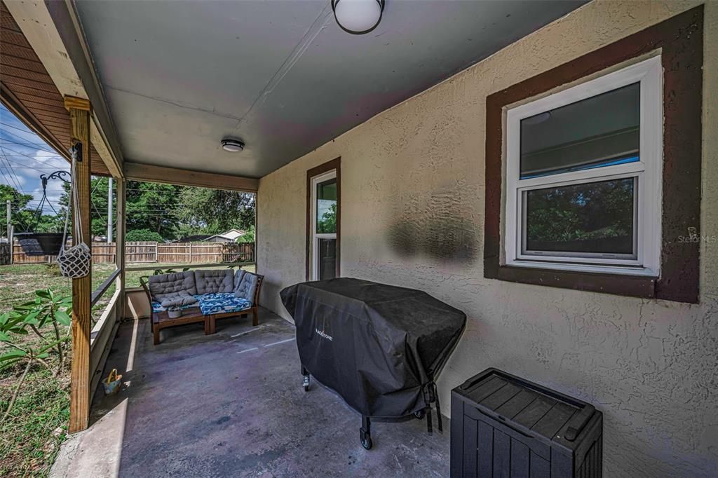 For Sale: $295,000 (2 beds, 2 baths, 918 Square Feet)