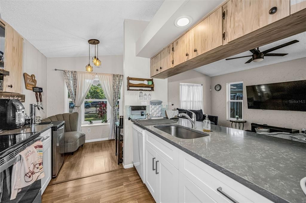 For Sale: $295,000 (2 beds, 2 baths, 918 Square Feet)