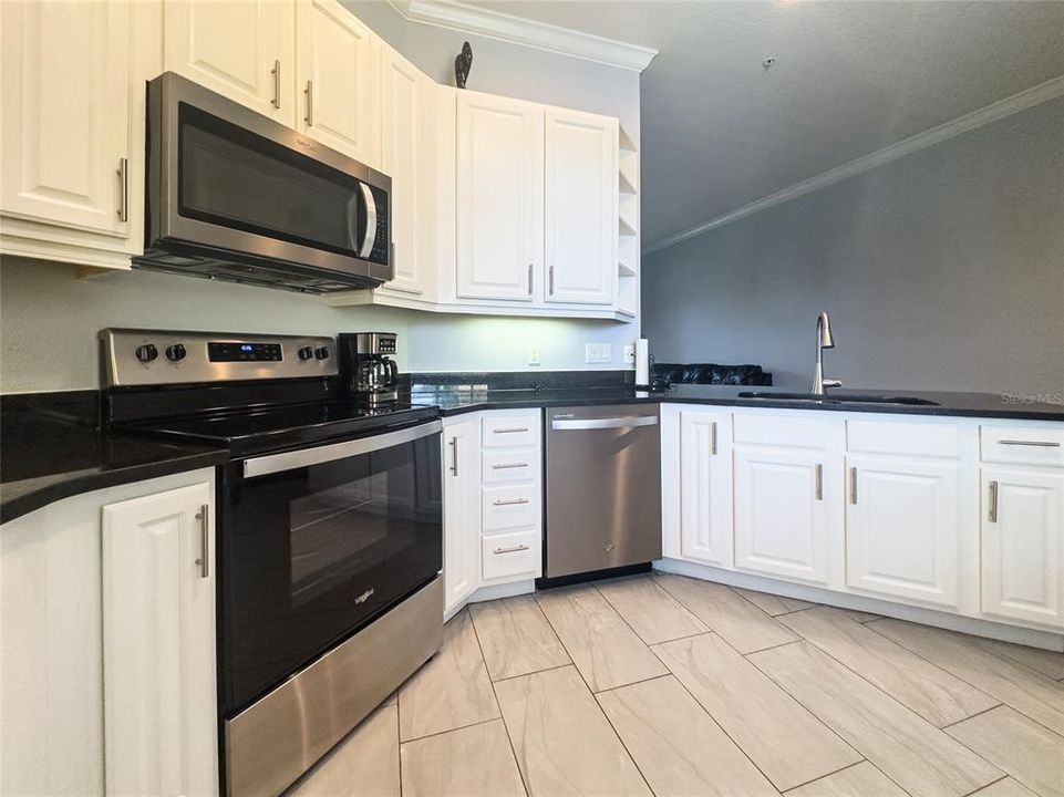 For Sale: $230,000 (1 beds, 1 baths, 750 Square Feet)