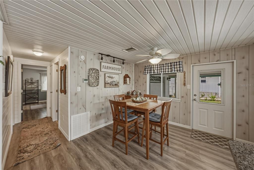 Active With Contract: $124,900 (2 beds, 2 baths, 960 Square Feet)