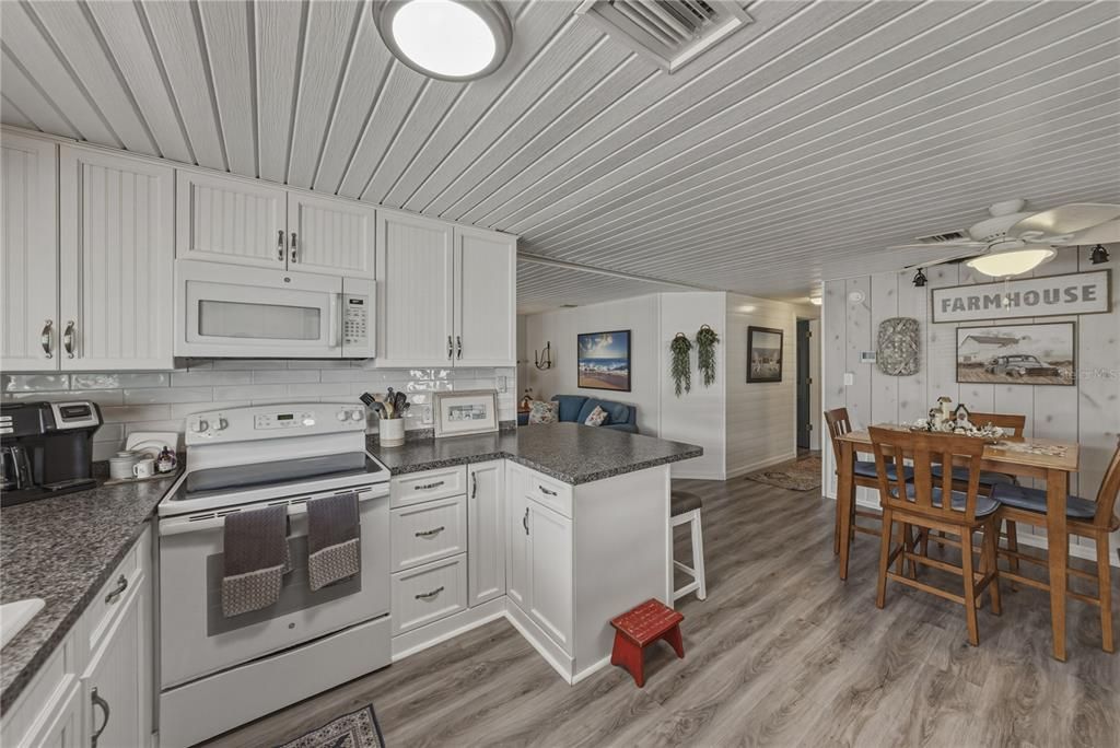 Active With Contract: $124,900 (2 beds, 2 baths, 960 Square Feet)