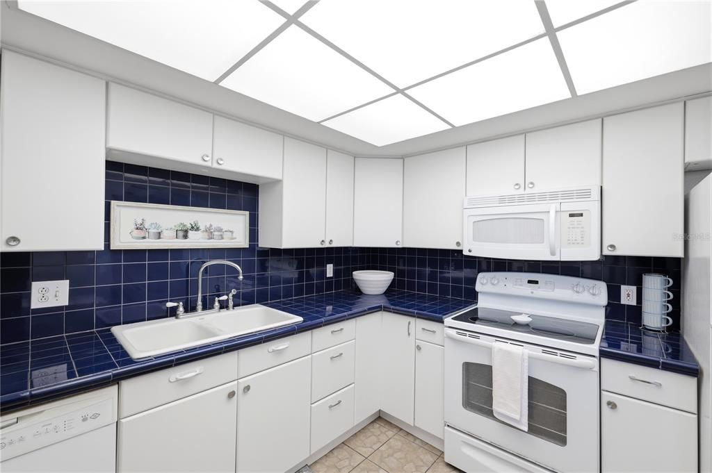 For Sale: $299,900 (2 beds, 2 baths, 1605 Square Feet)