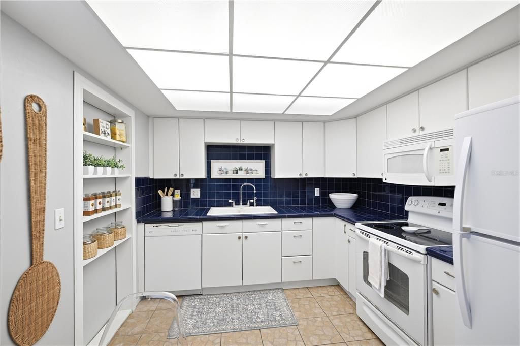 For Sale: $299,900 (2 beds, 2 baths, 1605 Square Feet)