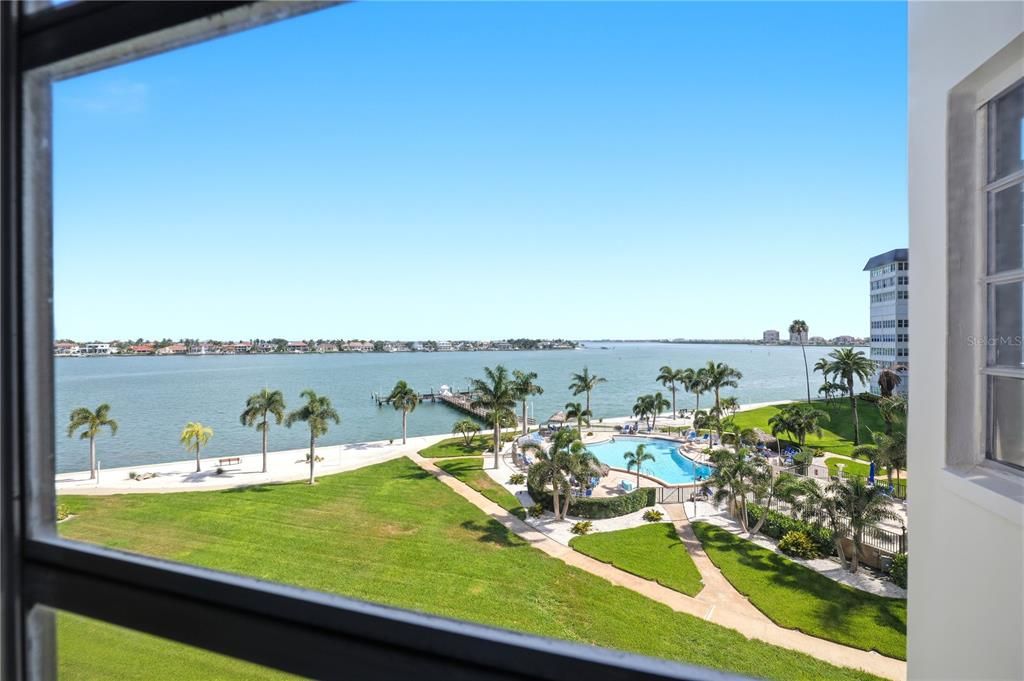 For Sale: $299,900 (2 beds, 2 baths, 1605 Square Feet)