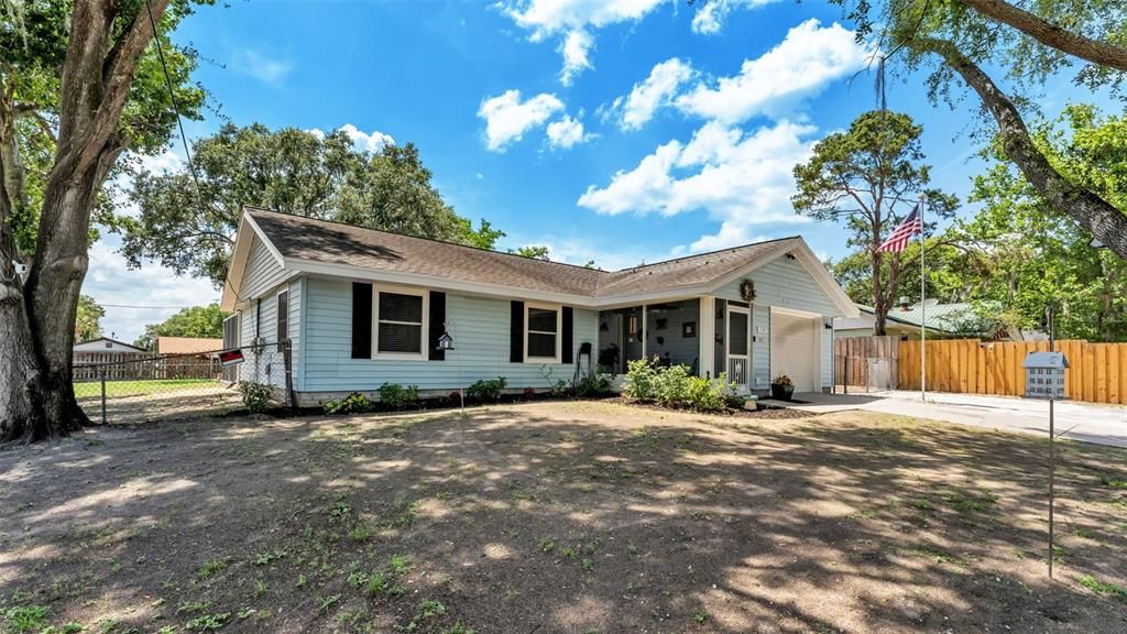 For Sale: $304,900 (3 beds, 2 baths, 1051 Square Feet)