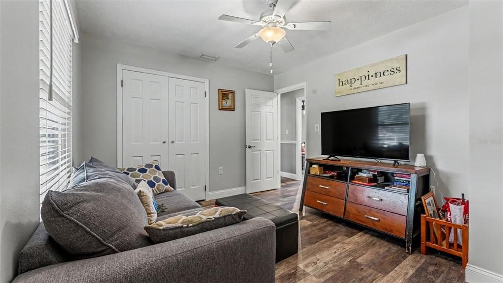 For Sale: $304,900 (3 beds, 2 baths, 1051 Square Feet)