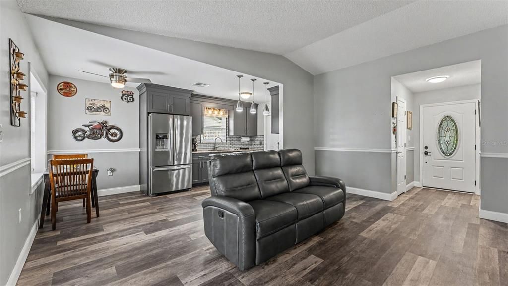 For Sale: $304,900 (3 beds, 2 baths, 1051 Square Feet)