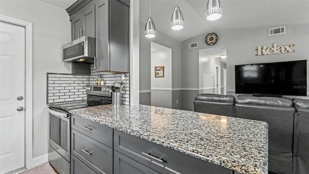 For Sale: $304,900 (3 beds, 2 baths, 1051 Square Feet)