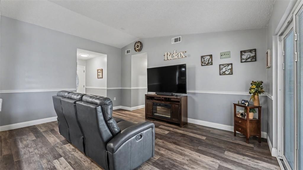 For Sale: $304,900 (3 beds, 2 baths, 1051 Square Feet)