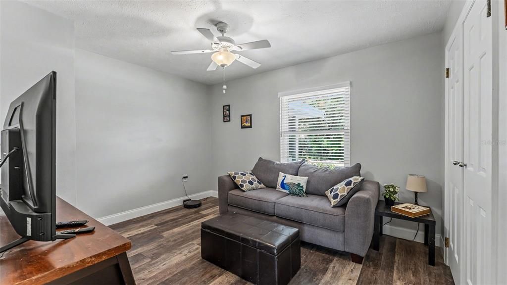 For Sale: $304,900 (3 beds, 2 baths, 1051 Square Feet)
