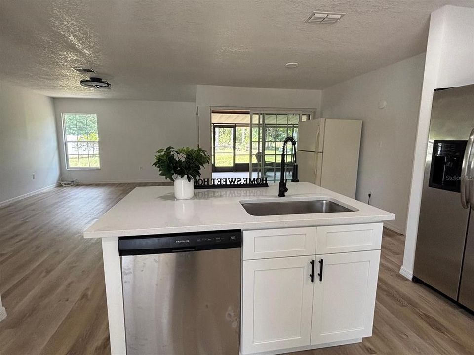 For Sale: $279,000 (3 beds, 2 baths, 1254 Square Feet)