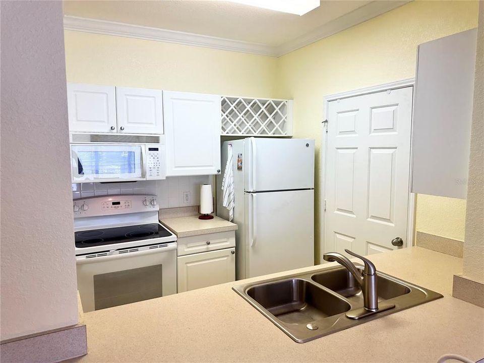 For Sale: $119,000 (1 beds, 1 baths, 660 Square Feet)