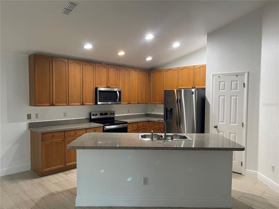 For Rent: $2,300 (3 beds, 2 baths, 1746 Square Feet)
