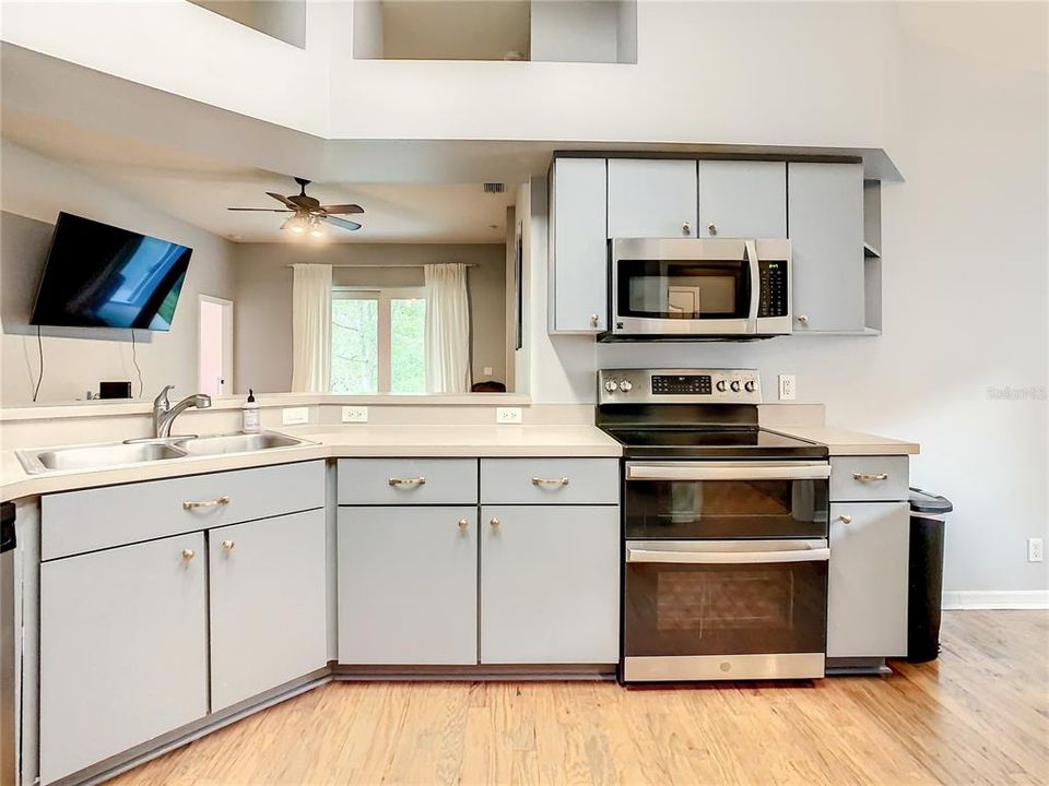For Rent: $2,395 (4 beds, 2 baths, 1857 Square Feet)