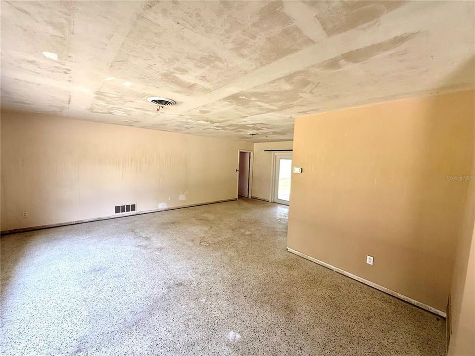 For Sale: $450,000 (4 beds, 2 baths, 1651 Square Feet)