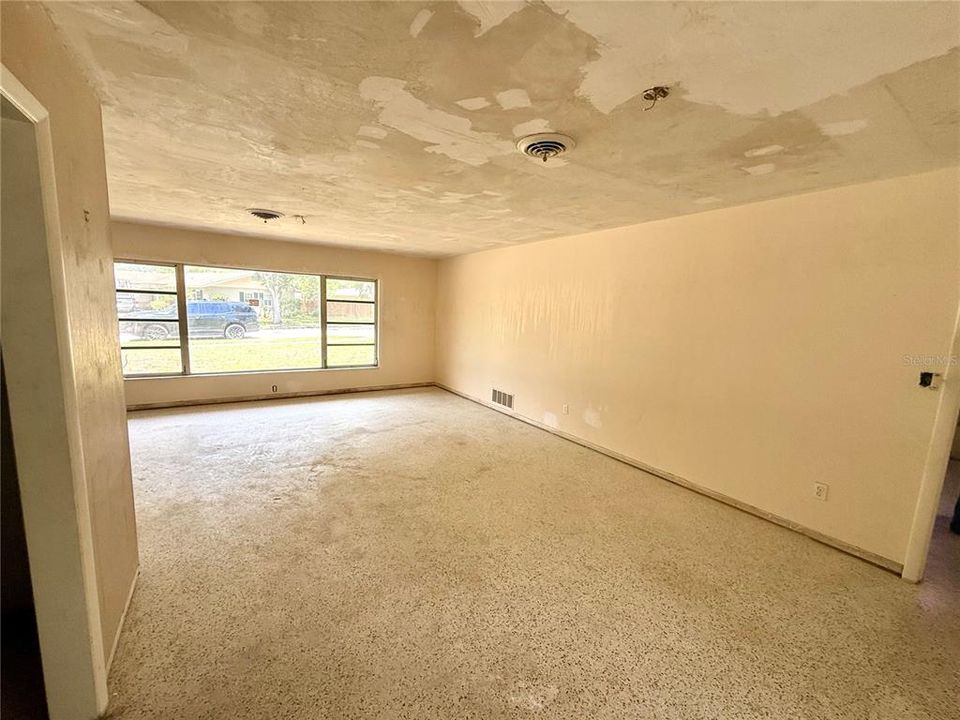 For Sale: $450,000 (4 beds, 2 baths, 1651 Square Feet)