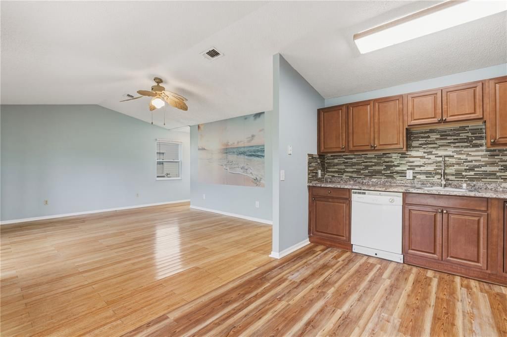 For Sale: $149,000 (2 beds, 1 baths, 868 Square Feet)