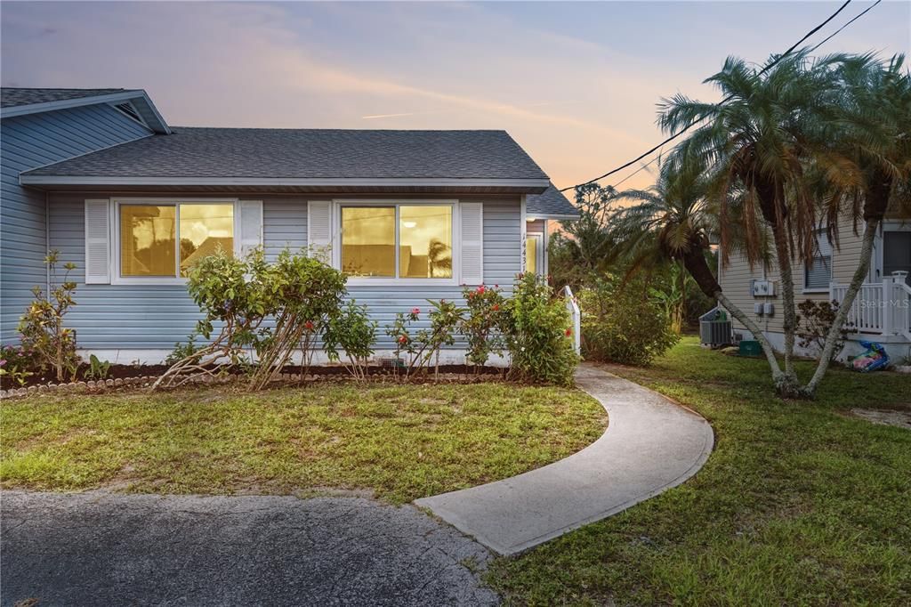 For Sale: $149,000 (2 beds, 1 baths, 868 Square Feet)