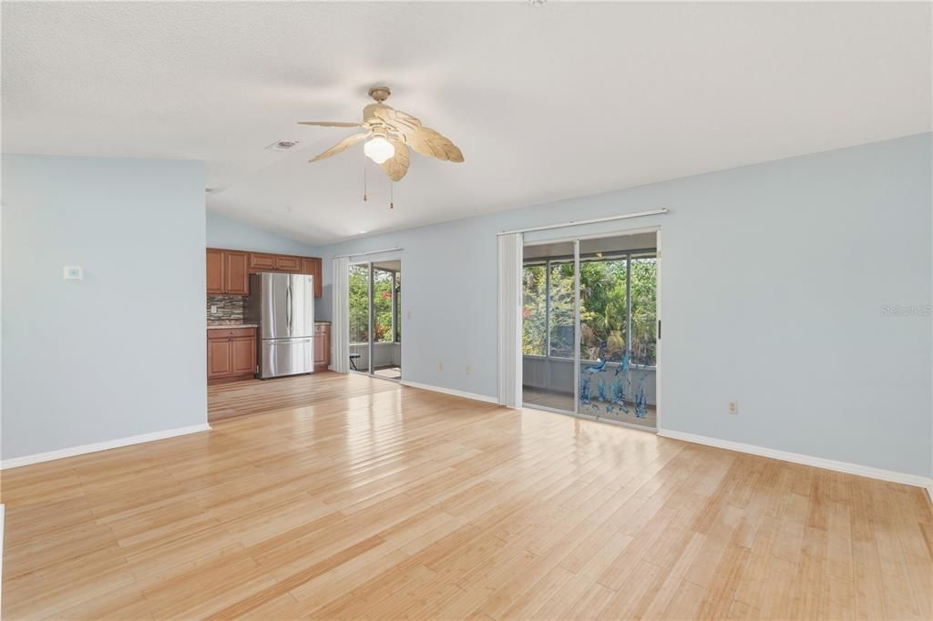For Sale: $149,000 (2 beds, 1 baths, 868 Square Feet)