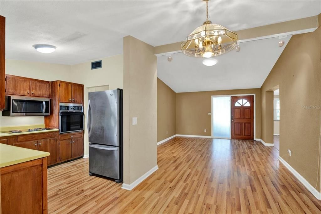For Sale: $391,900 (4 beds, 2 baths, 1696 Square Feet)