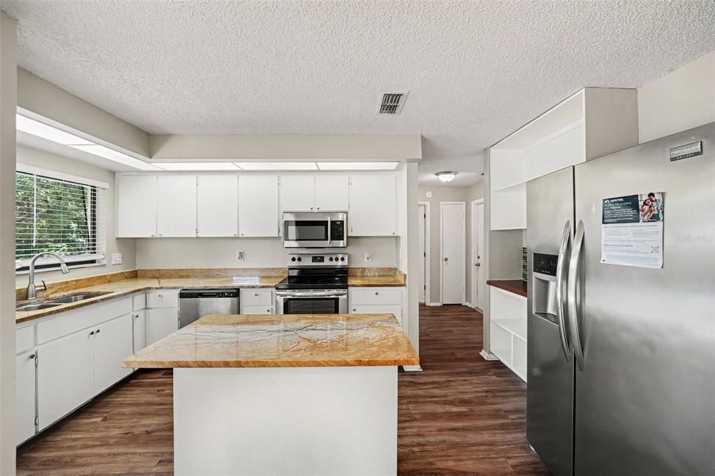 For Sale: $279,900 (3 beds, 2 baths, 1359 Square Feet)