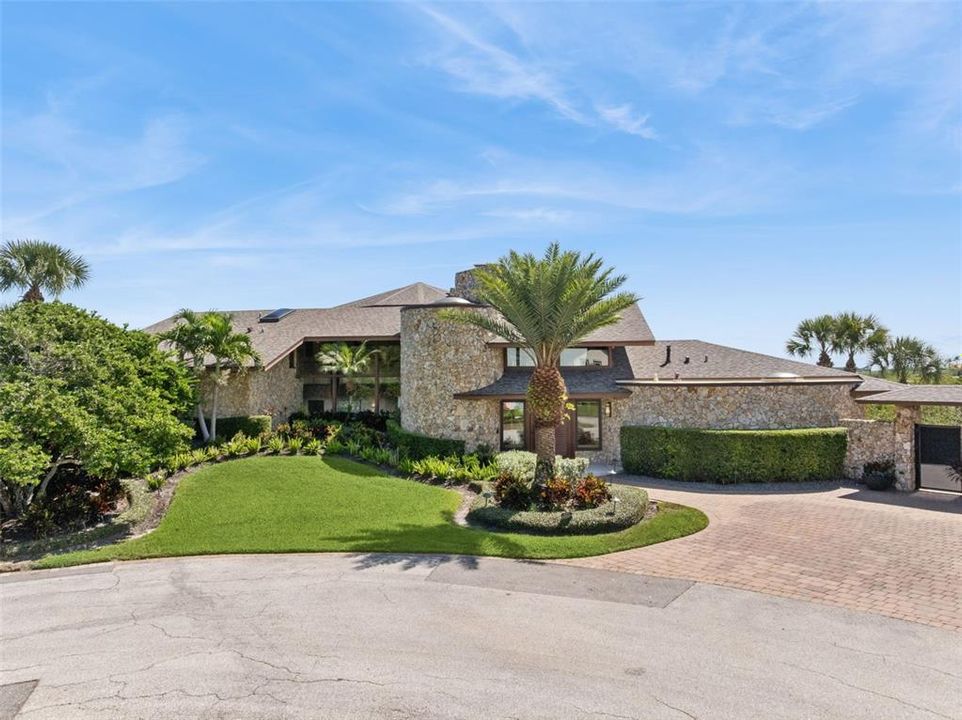For Sale: $6,498,000 (5 beds, 5 baths, 8138 Square Feet)