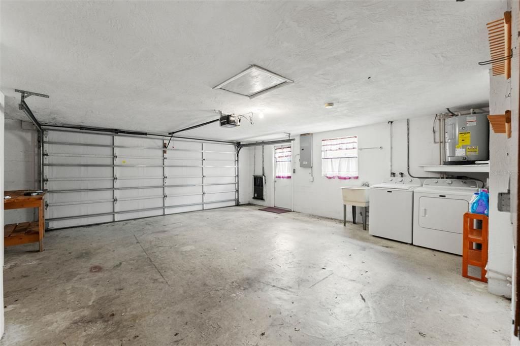 Activo con contrato: $220,000 (2 camas, 2 baños, 1415 Pies cuadrados)