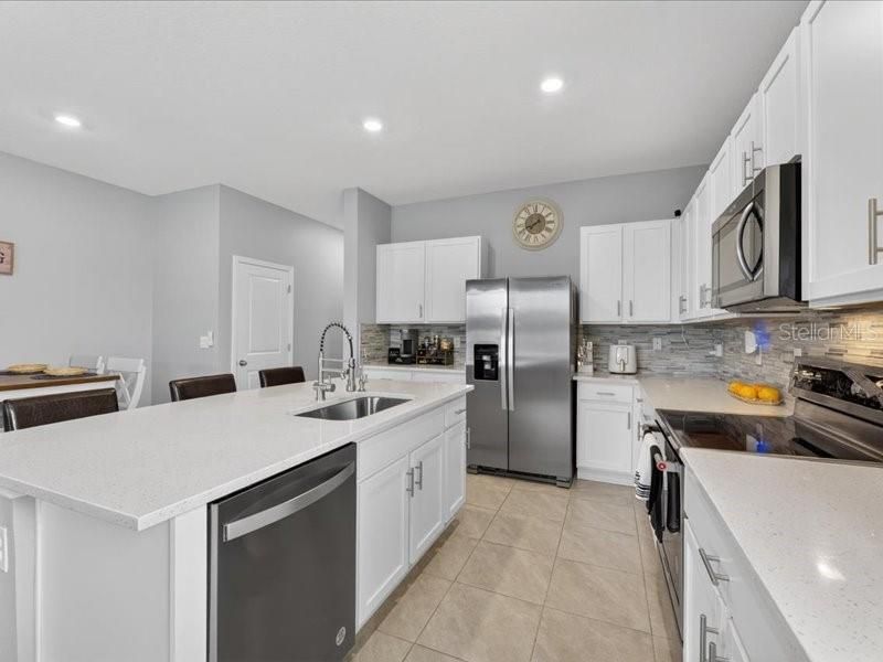 На продажу: $325,000 (3 спален, 2 ванн, 1802 Квадратных фут)