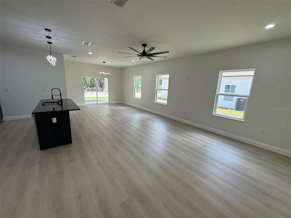 Activo con contrato: $275,000 (3 camas, 2 baños, 1508 Pies cuadrados)